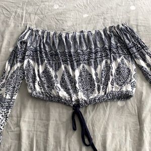 Off the shoulders long sleeve cropped